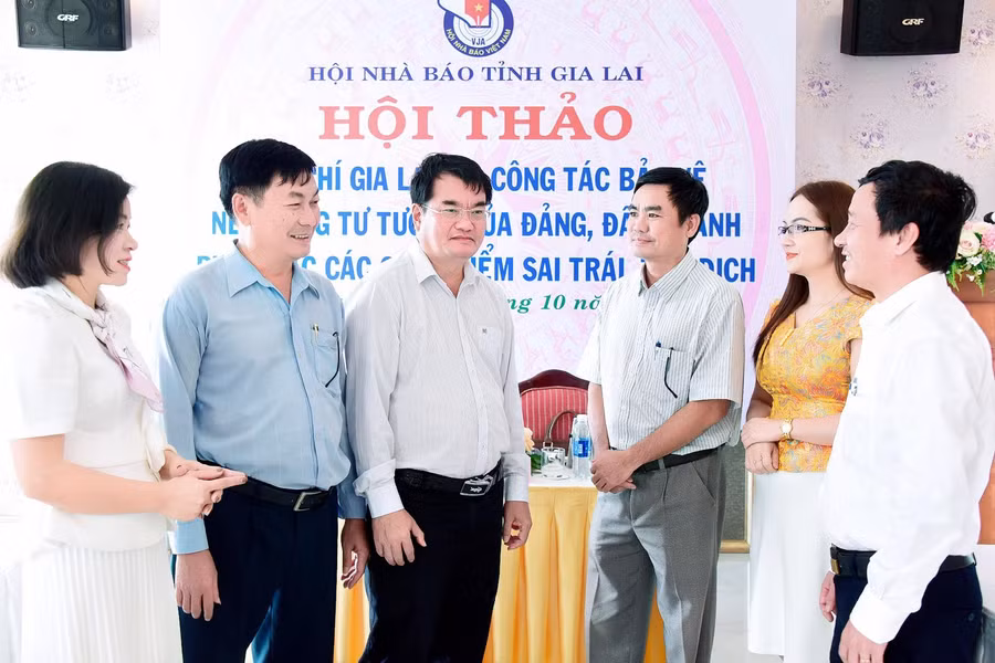 Các đại biểu thảo luận bên lề hội thảo. Ảnh: Đức Thụy