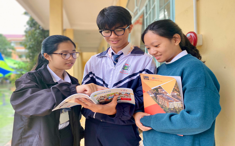 Học sinh khối 12 Trường THPT Phan Bội Châu (TP. Pleiku) tìm hiểu một số ngành nghề trong cẩm nang của các trường đại học. Ảnh: Mộc Trà Học sinh khối 12 Trường THPT Phan Bội Châu (TP. Pleiku) tìm hiểu một số ngành nghề trong cẩm nang của các trường đại học. Ảnh: Mộc Trà