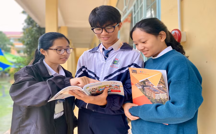 Học sinh khối 12 Trường THPT Phan Bội Châu (TP. Pleiku) tìm hiểu một số ngành nghề trong cẩm nang của các trường đại học. Ảnh: Mộc Trà