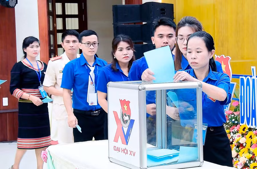 Các đại biểu bỏ phiếu bầu Ban Chấp hành Tỉnh Đoàn Gia Lai khóa XV, nhiệm kỳ 2022-2027. Ảnh: Đức Thụy