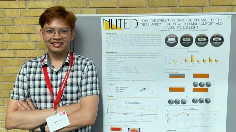 Kiến trúc sư trẻ tại hội thảo Buildsim cùng với poster được thiết kế trong vòng 1 tuần ở workshop. Ảnh: NVCC