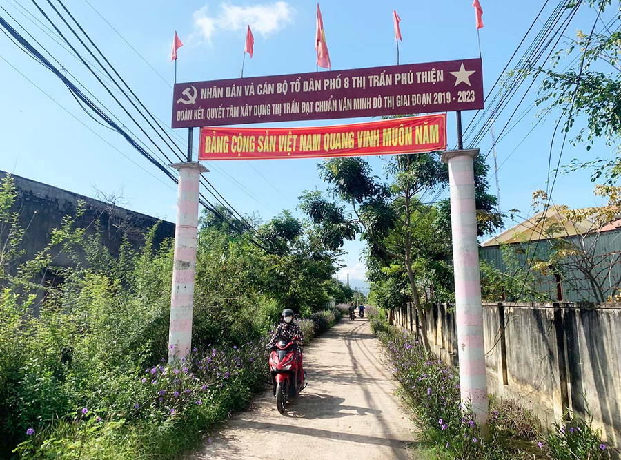  Một góc con đường hoa tại tổ dân phố 8 (thị trấn Phú Thiện). Ảnh: Vũ Chi