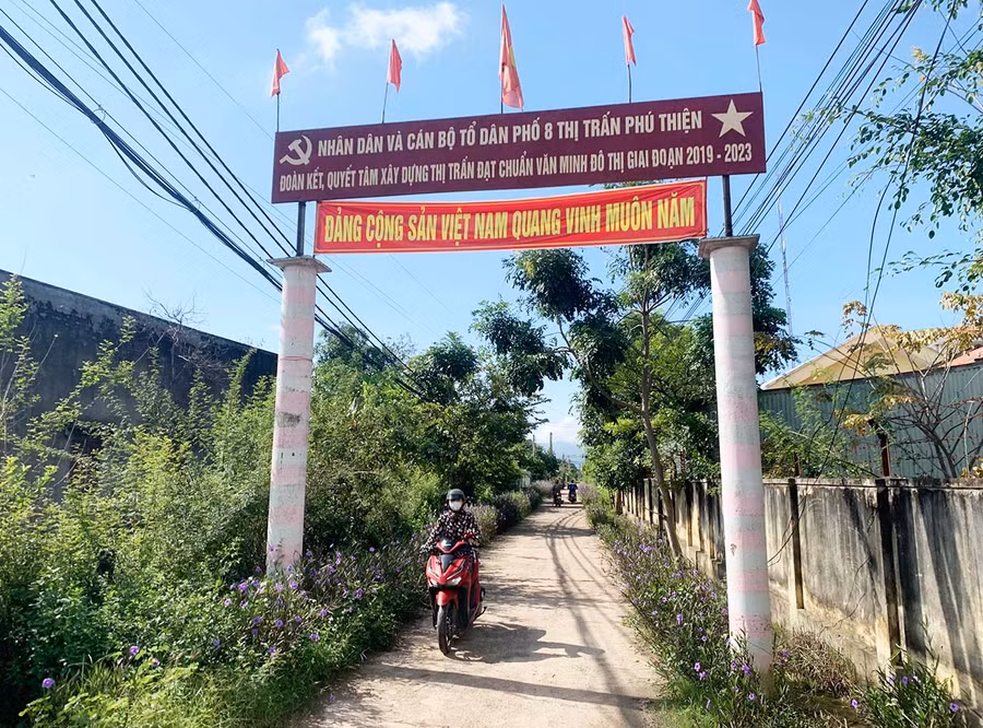  Một góc con đường hoa tại tổ dân phố 8 (thị trấn Phú Thiện). Ảnh: Vũ Chi