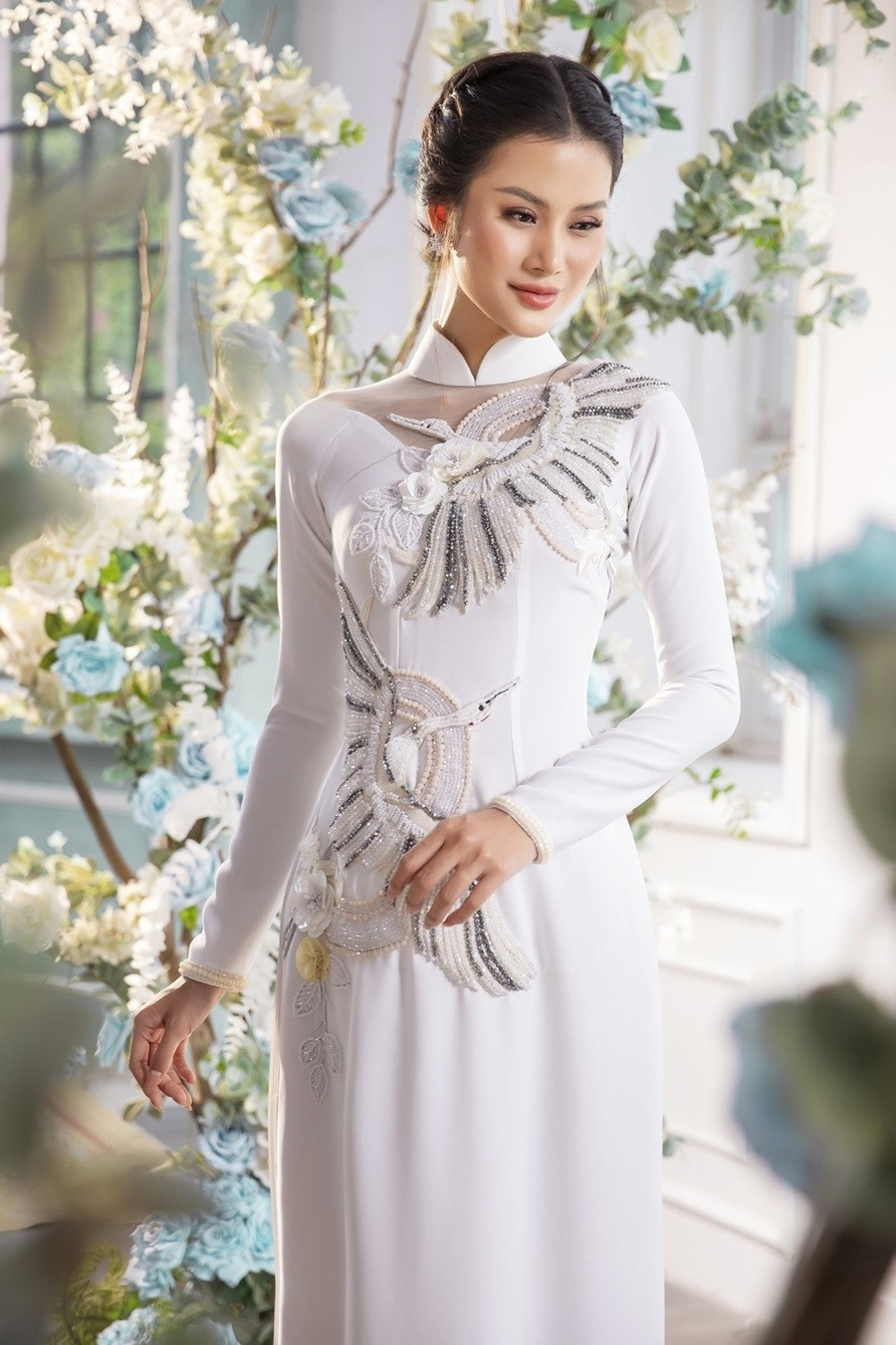 Trong vai trò nhà thiết kế, Minh Châu thường xuyên cập nhật những xu hướng thời trang mới, tiệm cận với thời đại. Điều đó được nhà mốt thổi hồn trong từng thiết kế.. Vẫn là form dáng truyền thống, những hình ảnh chim chóc, hoa lá mang đến vẻ đẹp quý phái, sang trọng nhưng không kém phần trẻ trung cho các cô gái tuổi đôi mươi, trong ngày xuất giá theo chồng. Ảnh: NSCC Trong vai trò nhà thiết kế, Minh Châu thường xuyên cập nhật những xu hướng thời trang mới, tiệm cận với thời đại. Điều đó được nhà mốt thổi hồn trong từng thiết kế.. Vẫn là form dáng truyền thống, những hình ảnh chim chóc, hoa lá mang đến vẻ đẹp quý phái, sang trọng nhưng không kém phần trẻ trung cho các cô gái tuổi đôi mươi, trong ngày xuất giá theo chồng. Ảnh: NSCC