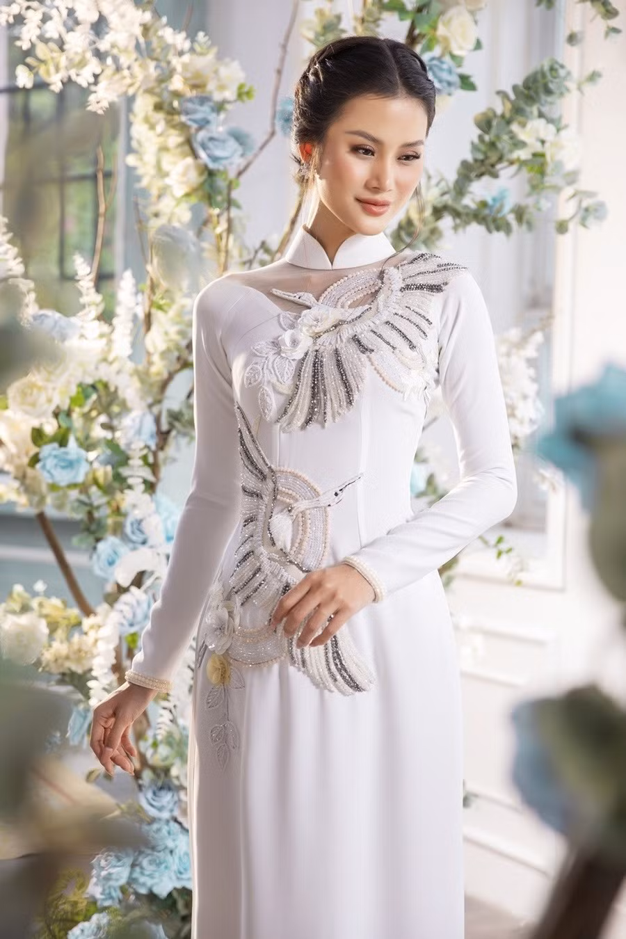 Trong vai trò nhà thiết kế, Minh Châu thường xuyên cập nhật những xu hướng thời trang mới, tiệm cận với thời đại. Điều đó được nhà mốt thổi hồn trong từng thiết kế.. Vẫn là form dáng truyền thống, những hình ảnh chim chóc, hoa lá mang đến vẻ đẹp quý phái, sang trọng nhưng không kém phần trẻ trung cho các cô gái tuổi đôi mươi, trong ngày xuất giá theo chồng. Ảnh: NSCC Trong vai trò nhà thiết kế, Minh Châu thường xuyên cập nhật những xu hướng thời trang mới, tiệm cận với thời đại. Điều đó được nhà mốt thổi hồn trong từng thiết kế.. Vẫn là form dáng truyền thống, những hình ảnh chim chóc, hoa lá mang đến vẻ đẹp quý phái, sang trọng nhưng không kém phần trẻ trung cho các cô gái tuổi đôi mươi, trong ngày xuất giá theo chồng. Ảnh: NSCC