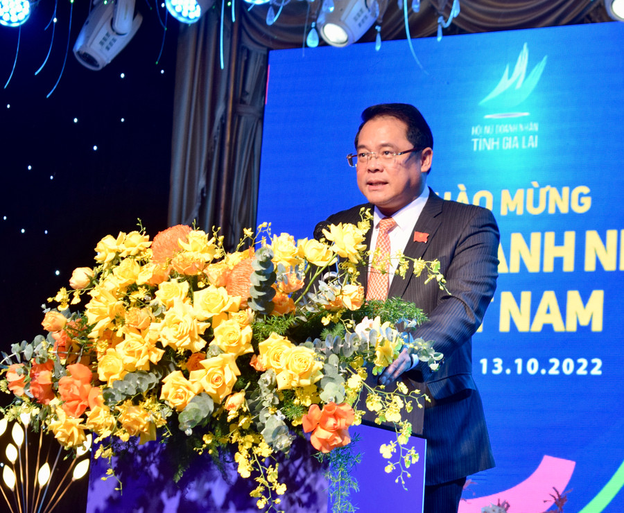 Đồng chí Hồ Phước Thành-Phó Chủ tịch UBND tỉnh phát biểu chúc mừng các nữ doanh nhân tại buổi gặt mặt. Ảnh: Hà Duy