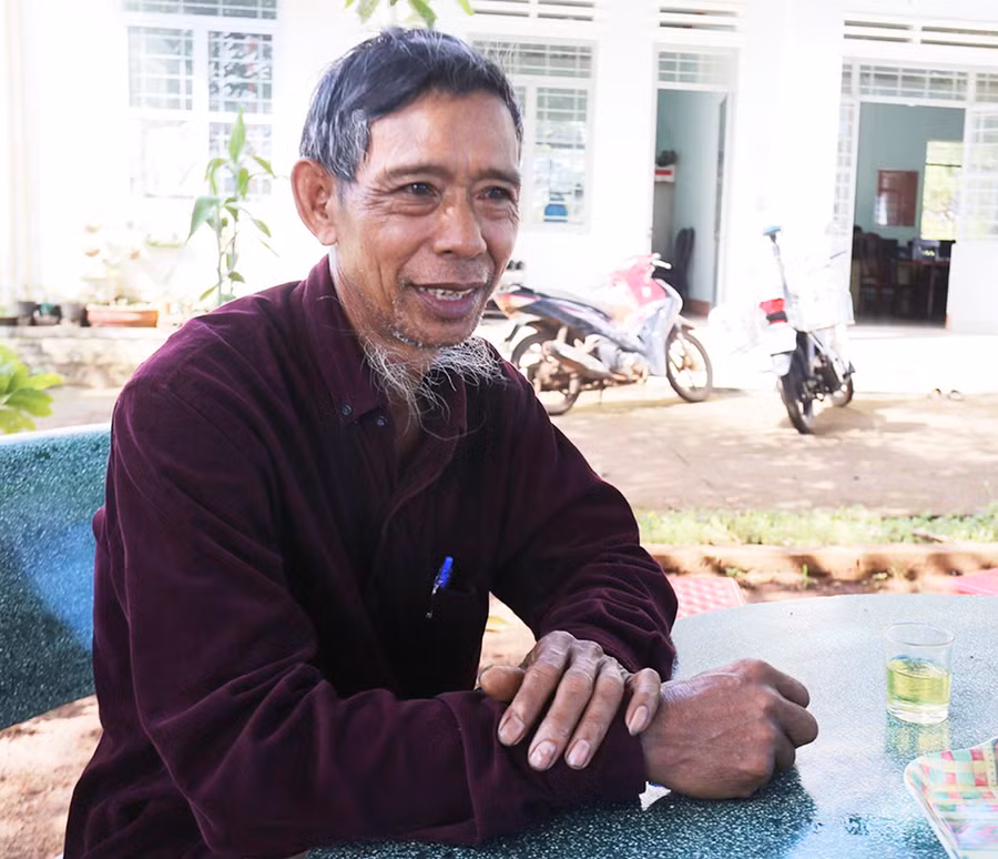  Ông Siu Rik tâm sự về quãng đời lầm lỡ của mình khi theo “Tin lành Đê ga”. Ảnh: Lê Văn Ngọc