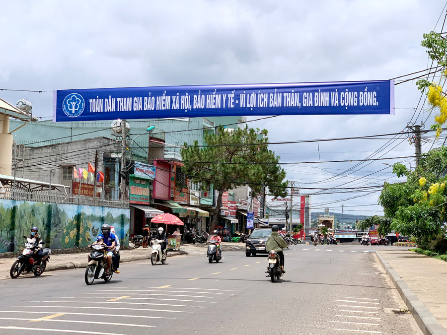 Ngành BHXH Gia Lai tiếp tục phối hợp với các ban, ngành, đoàn thể, địa phương đẩy mạnh công tác tuyên truyền, vận động nâng tỷ lệ tham gia BHXH, BHYT trên địa bàn. Ảnh: Như Nguyện