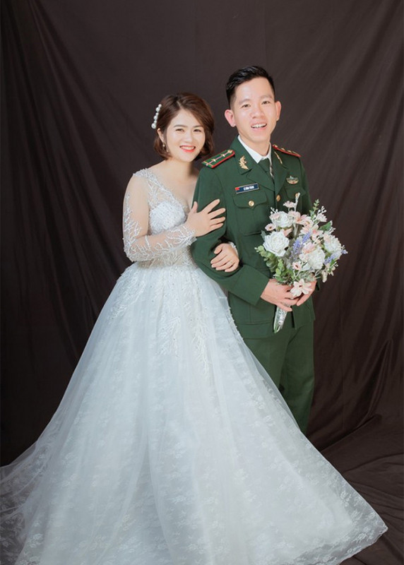 Cô giáo Nguyễn Thị Giang và Trung úy Lê Đình Thành tạm gác niềm vui riêng để phục vụ công tác phòng, chống dịch COVID-19.