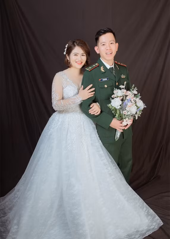 Cô giáo Nguyễn Thị Giang và Trung úy Lê Đình Thành tạm gác niềm vui riêng để phục vụ công tác phòng, chống dịch COVID-19.