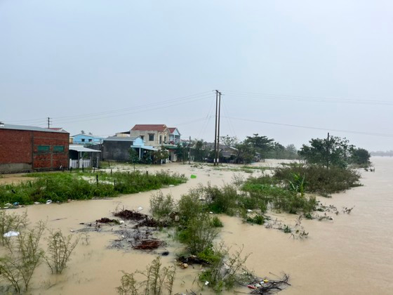 Mưa lũ vào ngày 10, 11-10 đã gây ngập diện rộng tại xã Bình Dương, huyện Bình Sơn, tỉnh Quảng Ngãi. Ảnh sggp.org.vn