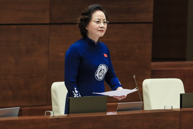 Bộ trưởng Bộ Nội vụ Phạm Thị Thanh Trà thay mặt Chính phủ báo cáo làm rõ thêm một số nội dung được các vị đại biểu Quốc hội quan tâm về dự án Luật Thực hiện dân chủ ở cơ sở - Ảnh: VGP/Nhật Bắc