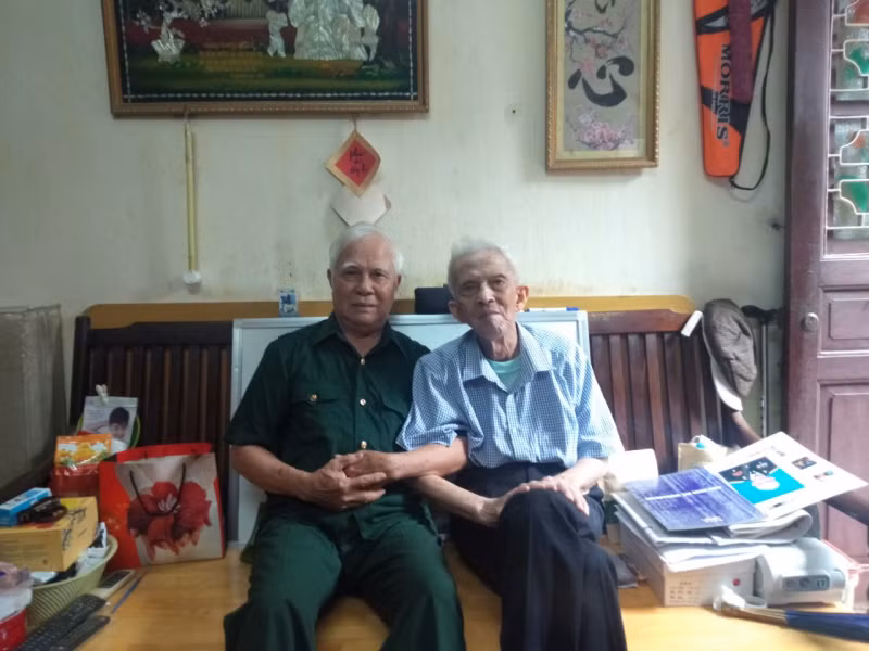 Bên người học trò, đồng chí, đồng đội của mình Phùng Văn Noãn.