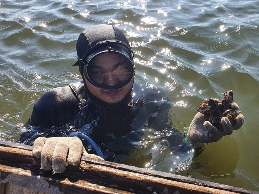 Anh Hùng khoe “chiến lợi phẩm” thu được dưới đáy sông Nhật Lệ