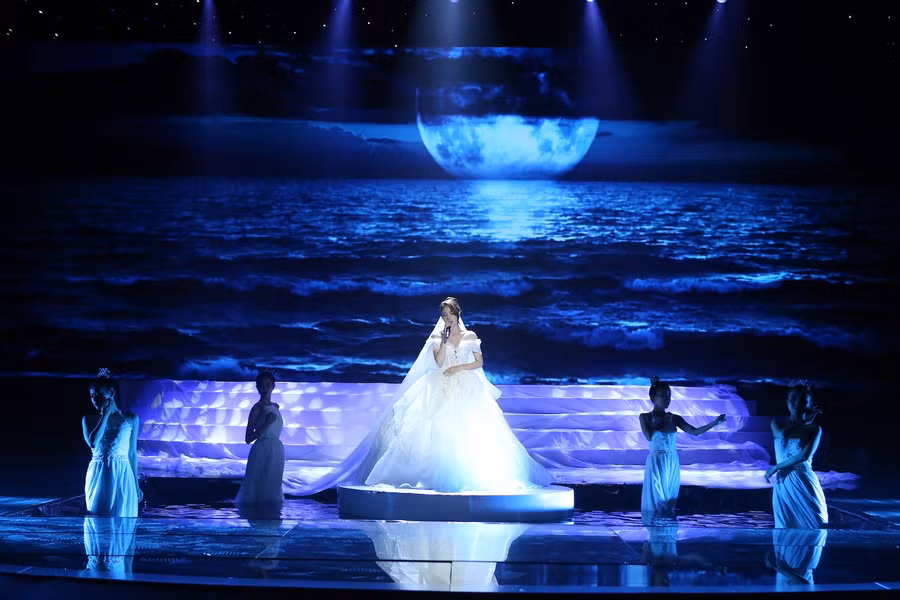 Màn dàn dựng giúp tiết mục của diễn viên Cô gái xấu xí được đánh giá cao. Ảnh: BTC