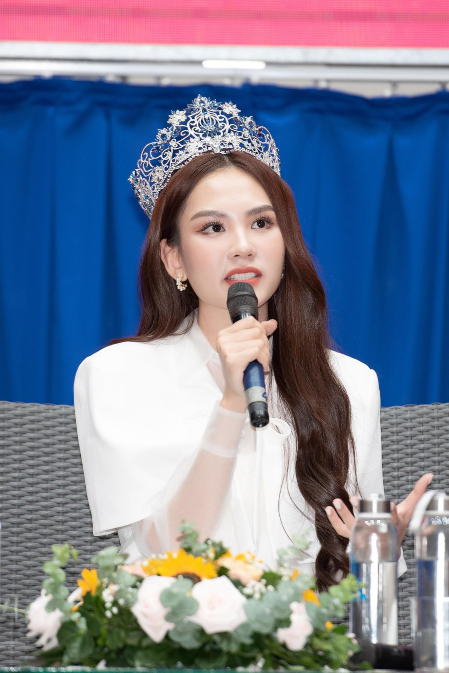  Hoa hậu Mai Phương chia sẻ trước đây cô là cô gái bình thường, không có hướng đi cụ thể, chỉ biết cố gắng học tập tốt. Mai Phương yêu thích về ngoại ngữ và mong muốn ra trường có công việc ổn định. Mai Phương được bạn bè và thầy cô yêu mến nên khuyên đi thi hoa khôi của trường và 2 năm sau đó cô mạnh dạn đăng ký tham dự Hoa hậu Việt Nam 2020.