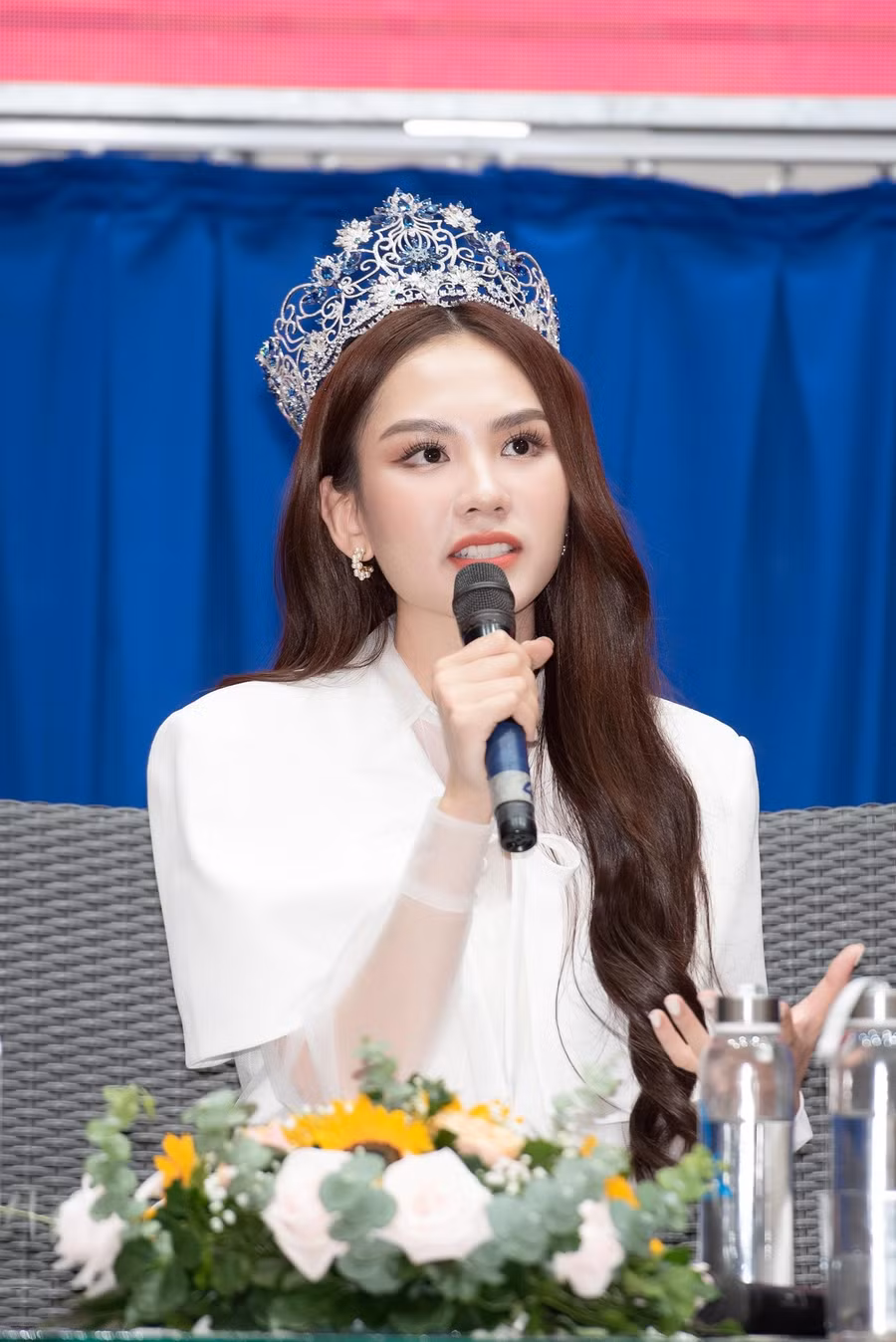  Hoa hậu Mai Phương chia sẻ trước đây cô là cô gái bình thường, không có hướng đi cụ thể, chỉ biết cố gắng học tập tốt. Mai Phương yêu thích về ngoại ngữ và mong muốn ra trường có công việc ổn định. Mai Phương được bạn bè và thầy cô yêu mến nên khuyên đi thi hoa khôi của trường và 2 năm sau đó cô mạnh dạn đăng ký tham dự Hoa hậu Việt Nam 2020.