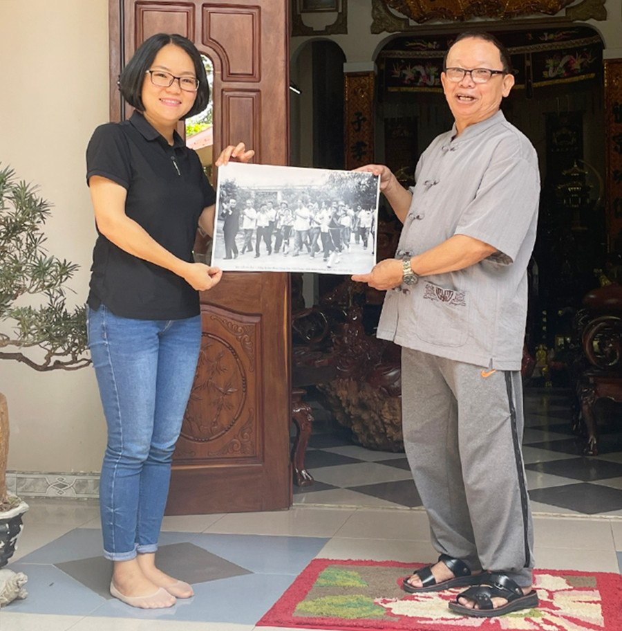 Bức ảnh quý chụp chuyến thăm của Tổng Bí thư Lê Duẩn tại trường được thầy Khóa nhờ P.V trao tặng lại cho Bảo tàng tỉnh Gia Lai. Ảnh: Lam Nguyên Bức ảnh quý chụp chuyến thăm của Tổng Bí thư Lê Duẩn tại trường được thầy Khóa nhờ P.V trao tặng lại cho Bảo tàng tỉnh Gia Lai. Ảnh: Lam Nguyên