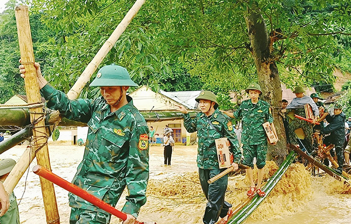 Cán bộ, chiến sĩ hành quân vào vùng lũ quét.