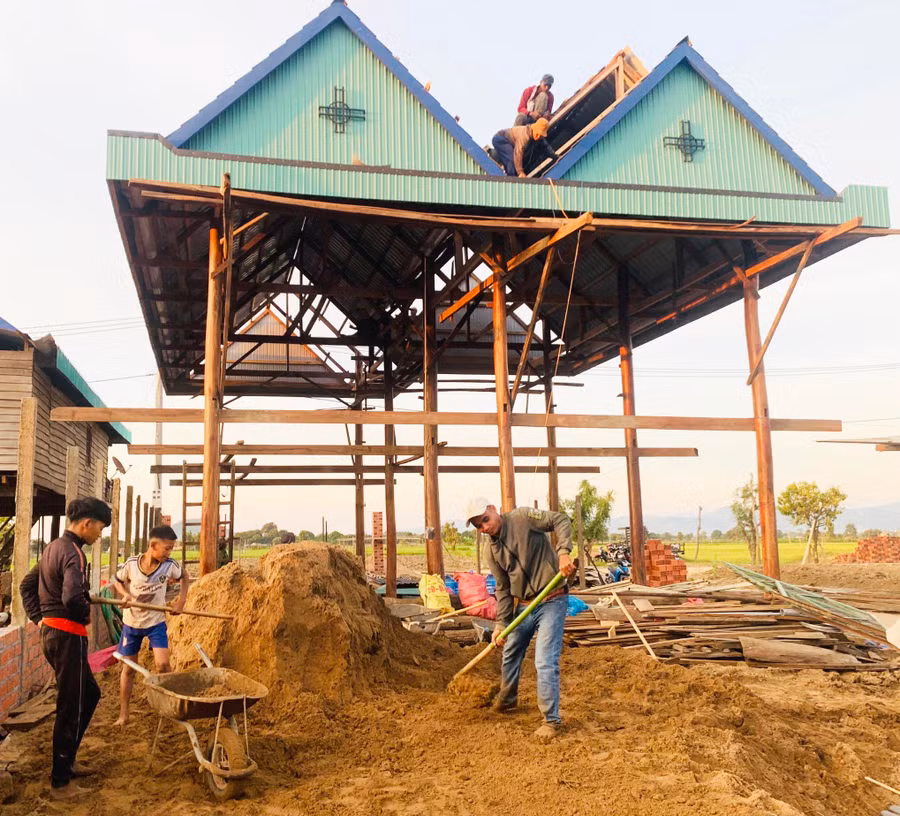 Gia đình anh Hiao Minh đầu tư làm nhà mới trị giá trên 700 triệu đồng tại khu tái định cư buôn Jứ, xã Ia Broăi, huyện Ia Pa. Ảnh: Vũ Chi