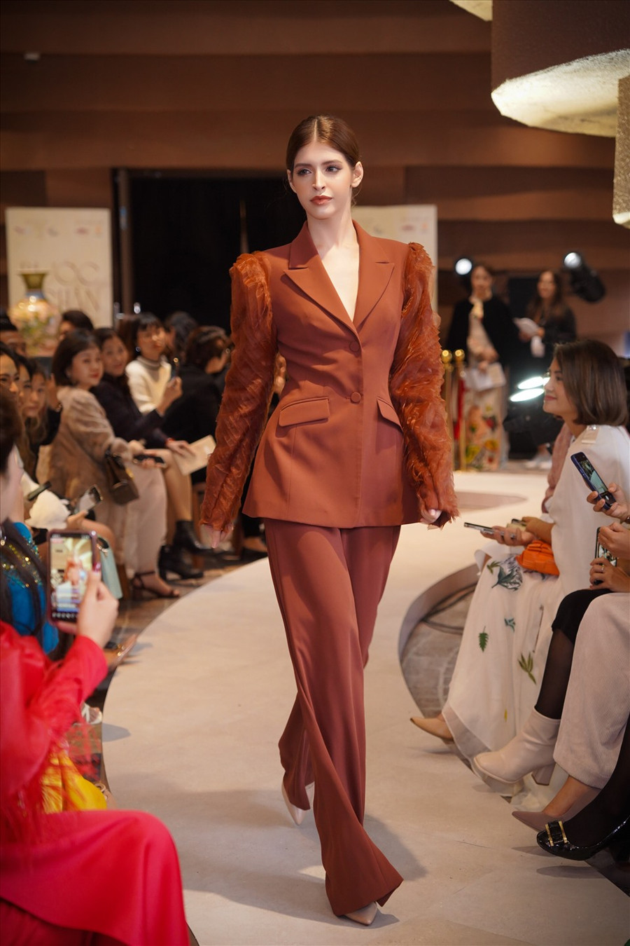 Người mẫu Andrea sải bước trên sàn catwalk trình diễn bộ sưu tập mới nhất của nhà thiết kế Helene Hoài. Ảnh: NVCC