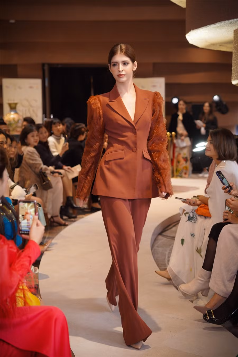 Người mẫu Andrea sải bước trên sàn catwalk trình diễn bộ sưu tập mới nhất của nhà thiết kế Helene Hoài. Ảnh: NVCC