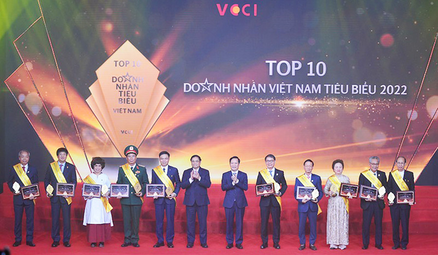 Thủ tướng Phạm Minh Chính chụp ảnh với Top 10 doanh nhân tiêu biểu năm 2022. Ảnh: Đ.C Thủ tướng Phạm Minh Chính chụp ảnh với Top 10 doanh nhân tiêu biểu năm 2022.