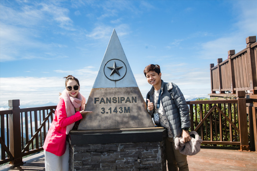 Từ đầu tháng 10, hàng nghìn du khách rủ nhau đến với Fansipan, để tận mắt chiêm ngưỡng khung cảnh biển mây. Chị Phương Vân, du khách Đồng Tháp (trong ảnh) chia sẻ Fansipan có sức hút lạ kỳ, chị đã tới đây vào nhiều thời điểm trong năm nhưng chưa khi nào cảnh sắc giống nhau. Từ đầu tháng 10, hàng nghìn du khách rủ nhau đến với Fansipan, để tận mắt chiêm ngưỡng khung cảnh biển mây. Chị Phương Vân, du khách Đồng Tháp (trong ảnh) chia sẻ Fansipan có sức hút lạ kỳ, chị đã tới đây vào nhiều thời điểm trong năm nhưng chưa khi nào cảnh sắc giống nhau.