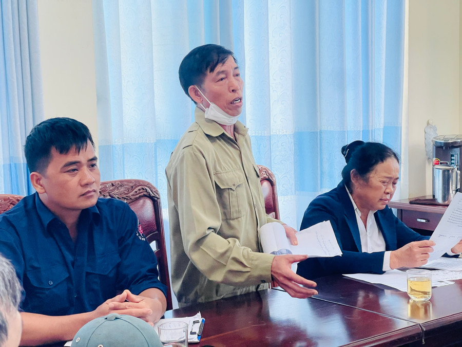 Công dân kiến nghị về một số chính sách liên quan giữa công nhân của doanh nghiệp với Công ty cổ phần Cà phê Gia Lai sau khi tiến hành cổ phần hóa. Ảnh: Trần Dung Công dân kiến nghị về một số chính sách liên quan giữa công nhân của doanh nghiệp với Công ty cổ phần Cà phê Gia Lai sau khi tiến hành cổ phần hóa. Ảnh Trần Dung