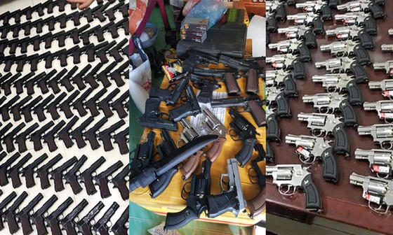 Hàng trăm vũ khí, công cụ hỗ trợ, đạn thu giữ tại nhà các bị can. Ảnh: Quốc Bình Hàng trăm vũ khí, công cụ hỗ trợ, đạn thu giữ tại nhà các bị can. Ảnh: Quốc Bình