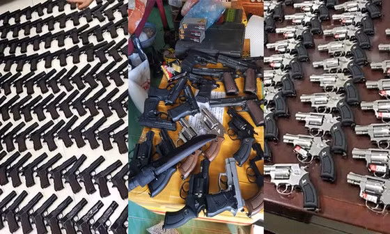 Hàng trăm vũ khí, công cụ hỗ trợ, đạn thu giữ tại nhà các bị can. Ảnh: Quốc Bình