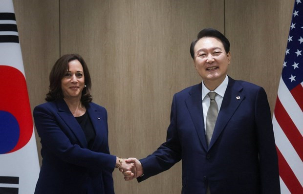 Phó Tổng thống Mỹ Kamala Harris và Tổng thống Hàn Quốc Yoon Suk-yeol. (Nguồn: Reuters)
