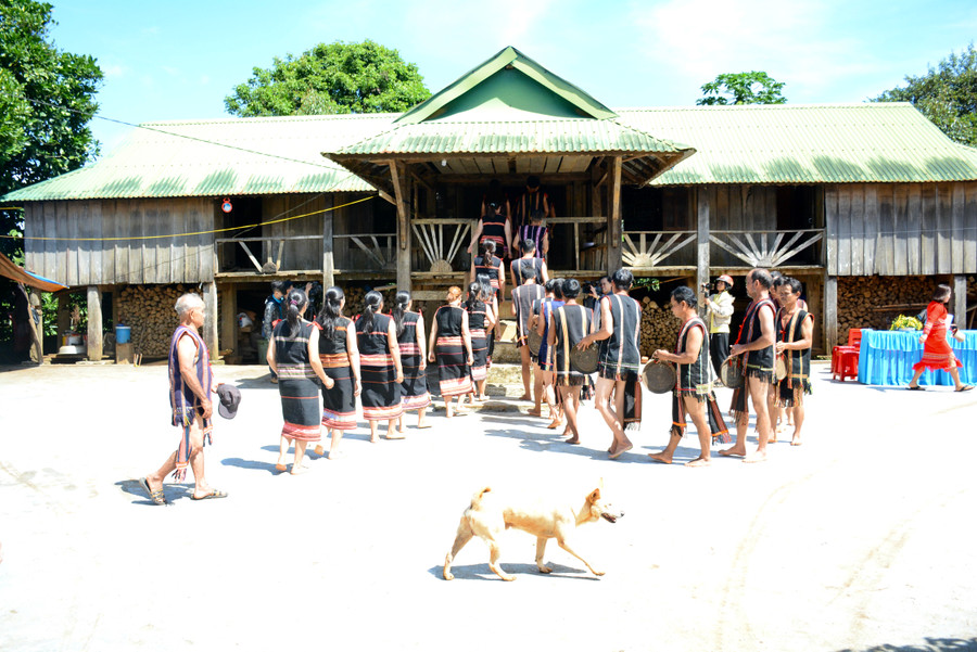 Ngôi nhà sàn của vợ chồng gia chủ rộn rã tiếng cồng chiêng mừng lễ Pơ Jrao.JPG