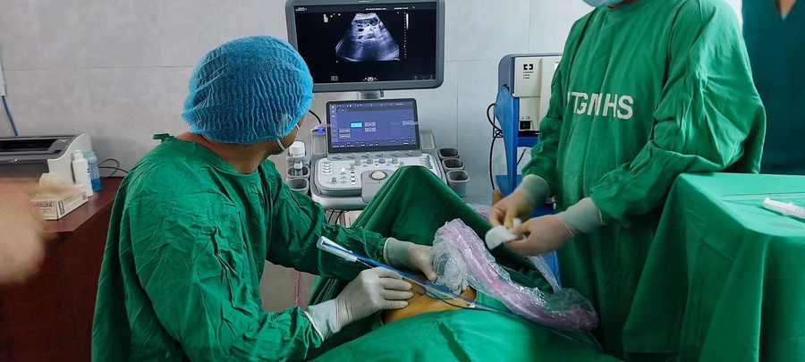 Bác sĩ thực hiện phương pháp hủy khối u bằng sóng cao tần cho bệnh nhân. Ảnh: Mai Lê