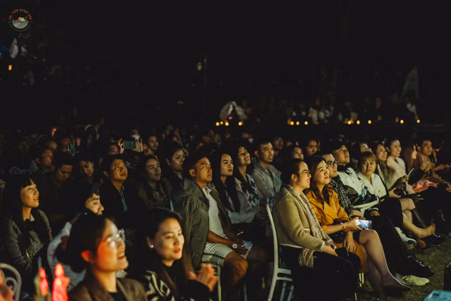 Khán giả trong đêm nhạc "Thị trấn hoàng hôn". Ảnh: ĐVCC Khán tới thưởng thức đêm nhạc