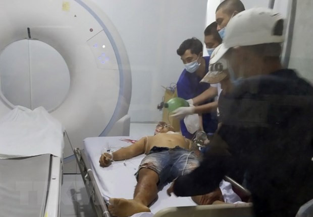 Các nạn nhân được cấp cứu tại Trung tâm Y tế thành phố Phú Quốc. Ảnh: TTXVN phát