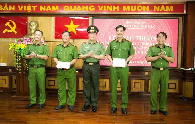 Công an tỉnh Đắk Lắk thưởng nóng cho 2 đơn vị phá nhanh vụ cướp táo tợn tại nhà chủ tịch huyện.