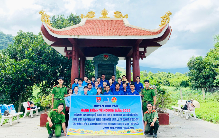 Huyện Đoàn Chư Păh tổ chức hành trình về nguồn thăm Bia di tích lịch sử Đoàn Thanh niên Nhân dân cách mạng tỉnh Gia Lai giai đoạn 1962-1975 tại làng Tăng Lăng, xã Krong, huyện Kbang. Ảnh: Thủy Bình