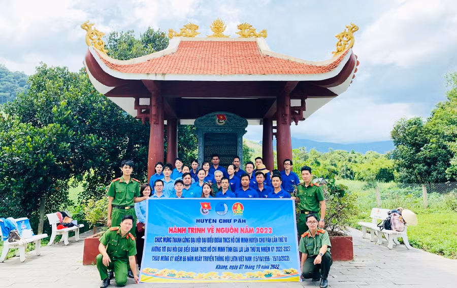 Huyện Đoàn Chư Păh tổ chức hành trình về nguồn thăm Bia di tích lịch sử Đoàn Thanh niên Nhân dân cách mạng tỉnh Gia Lai giai đoạn 1962-1975 tại làng Tăng Lăng, xã Krong, huyện Kbang. Ảnh: Thủy Bình