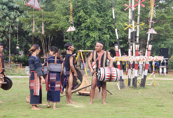 A Ngưi và người làng phục dựng nhiều lễ hội văn hóa của người Ba Na để phục vụ du khách.