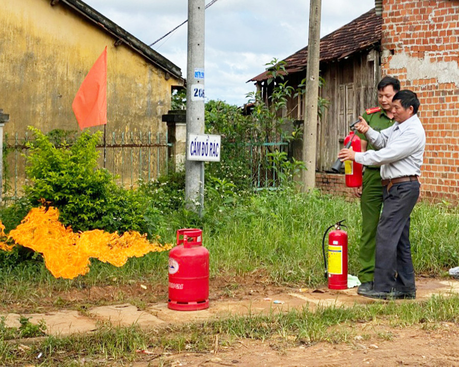 Cán bộ Công an huyện Kbang hướng dẫn thành viên “Tổ liên gia an toàn PCCC và điểm chữa cháy công cộng” thôn Thống Nhất (xã Sơn Lang) sử dụng bình chữa cháy. Ảnh: Hạ Vy