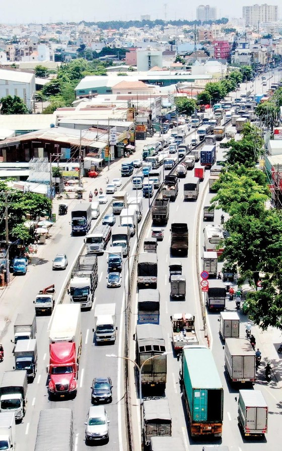 Ùn ứ phương tiện giao thông trên quốc lộ 1A (quận Bình Tân, TPHCM). Ảnh: Hoàng Hùng