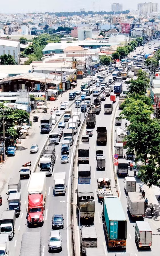 Ùn ứ phương tiện giao thông trên quốc lộ 1A (quận Bình Tân, TPHCM). Ảnh: Hoàng Hùng