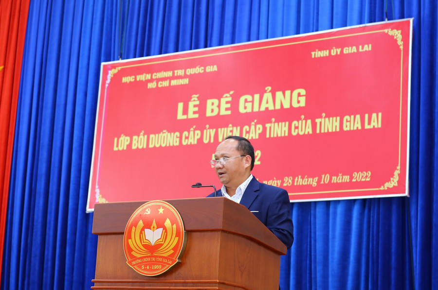 Phó Bí thư Tỉnh ủy Rah Lan Chung gửi lời cảm ơn đến Tập thể Ban Giám đốc Học viện và quý thầy, cô. Ảnh: Anh Huy