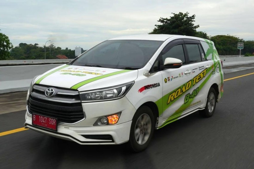 Chiếc xe ô tô nhỏ hiệu Innova Toyota chạy trên đường trong cuộc thử nghiệm sử dụng nhiên liệu bằng dầu cọ ở Indonesia. Ảnh: BLOOMBERG Chiếc xe ô tô nhỏ hiệu Innova Toyota chạy trên đường trong cuộc thử nghiệm sử dụng nhiên liệu bằng dầu cọ ở Indonesia. Ảnh: BLOOMBERG