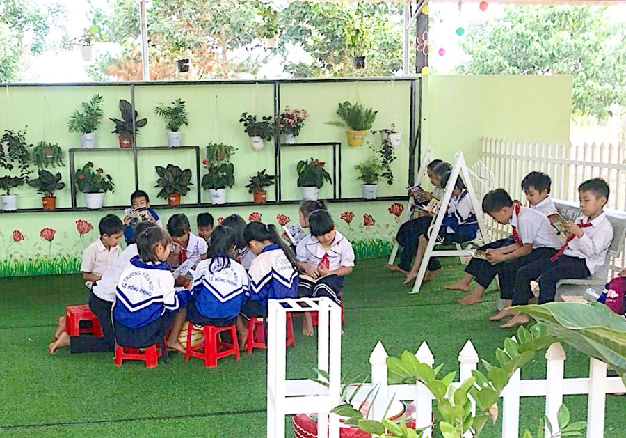 Trường Tiểu học Lê Hồng Phong (xã Bàu Cạn, huyện Chư Prông) luôn cố gắng xây dựng không gian thư viện gần gũi, thân thiện với học sinh để các em có thể đọc sách mọi lúc, mọi nơi. Ảnh: Mộc Trà
