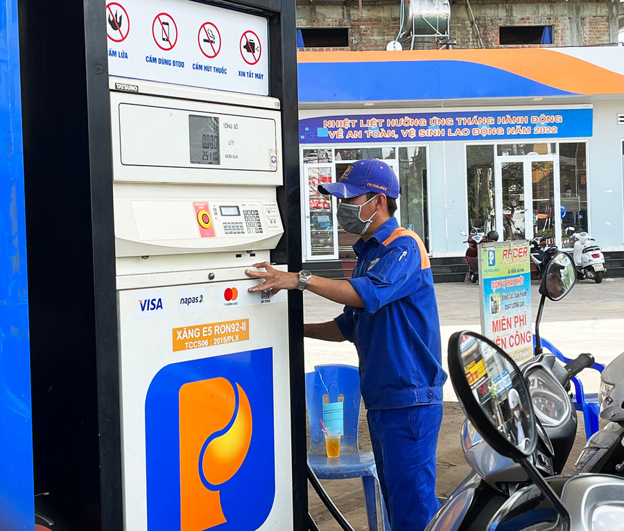  Mua bán xăng tại một điểm kinh doanh xăng, dầu của Petrolimex trên địa bàn TP. Pleiku, Gia Lai. Ảnh: Gia Bảo