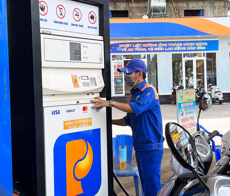  Mua bán xăng tại một điểm kinh doanh xăng, dầu của Petrolimex trên địa bàn TP. Pleiku, Gia Lai. Ảnh: Gia Bảo