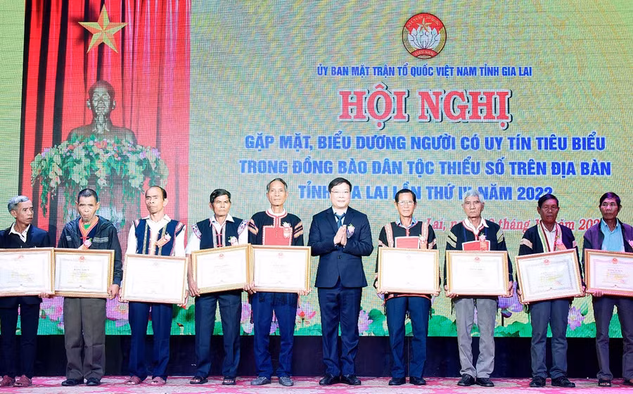 Phó Bí thư Tỉnh ủy, Chủ tịch UBND tỉnh Trương Hải Long tặng bằng khen cho người uy tín có thành tích xuất sắc trong việc tập hợp xây dựng khối đại đoàn kết dân tộc ở khu dân cư từ năm 2020 đến năm 2022. Ảnh: Đức Thụy