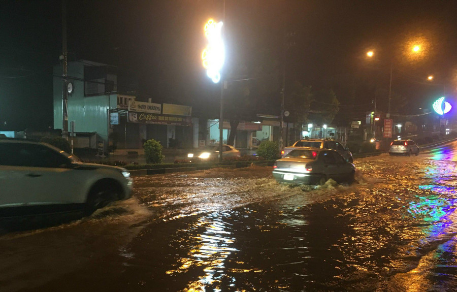 Nước ngập đường Phạm Văn Đồng (TP. Pleiku). Ảnh: Nguyễn Diệp